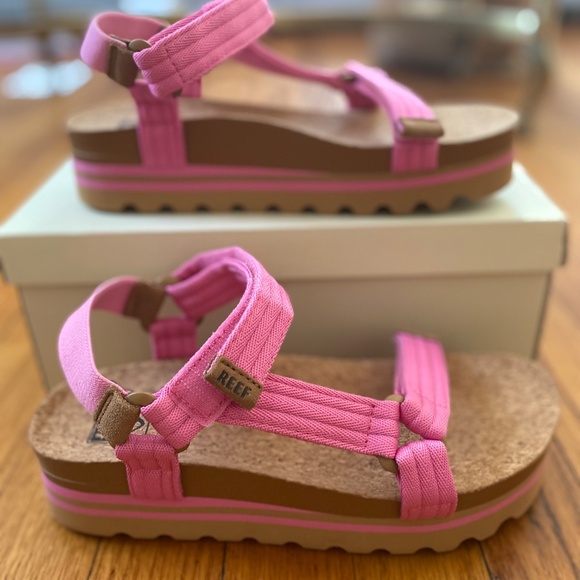 REEF Cushion Rem Hi sandals, Size 7, Color: Malibu pink - Picture 4 of 6